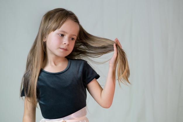 Retrato de una niña linda en un vestido