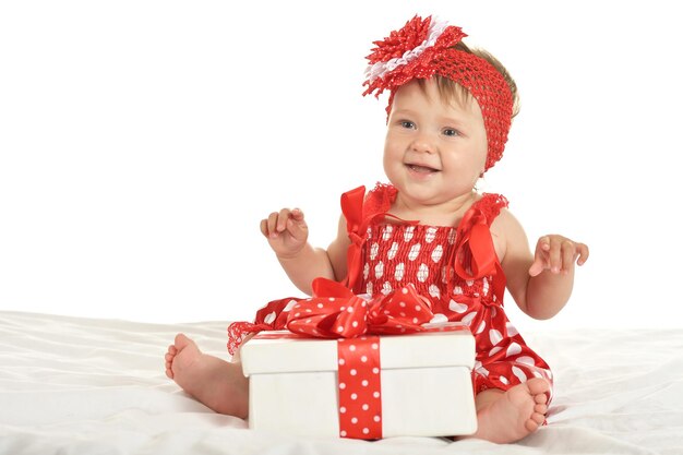 Retrato de niña en lindo vestido con regalo