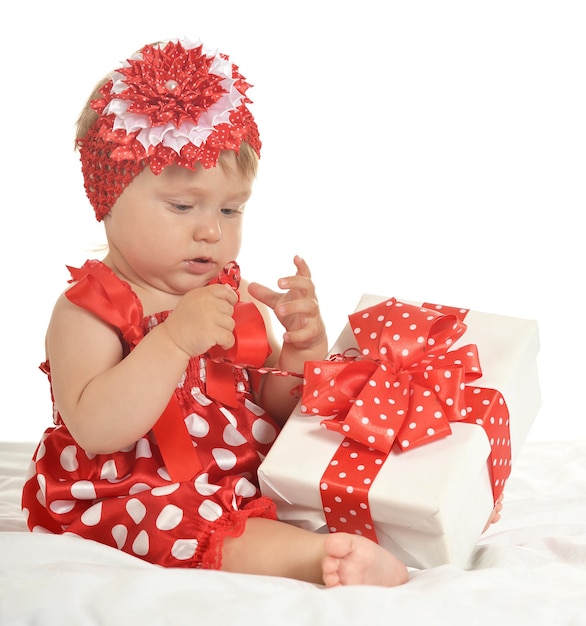 Retrato de niña en lindo vestido con regalo