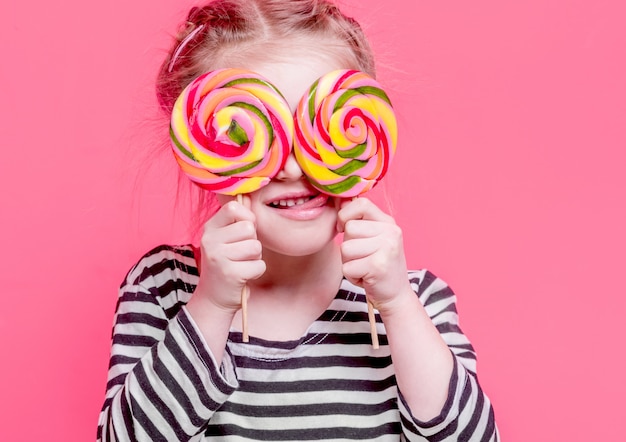 Foto retrato de niña litlle con chupetines