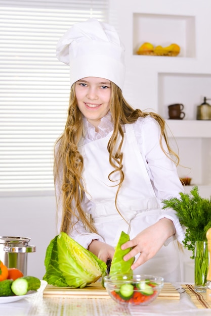 retrato, de, niña, llevando, chef, uniforme, cocina, en, cocina