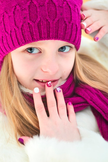 Retrato de una niña con una manicura