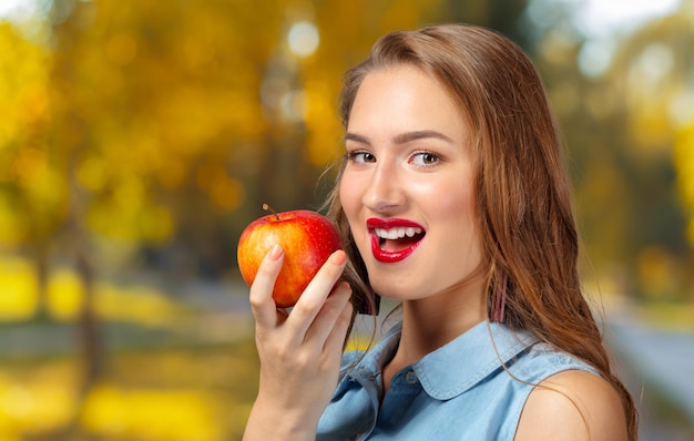 Retrato de niña con manzana roja aislada