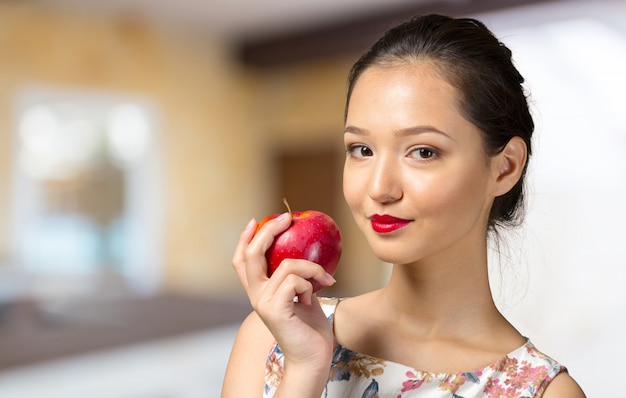 Retrato de niña con manzana roja aislada