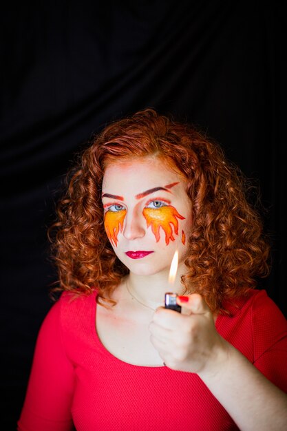 Foto retrato de una niña con un maquillaje ardiente