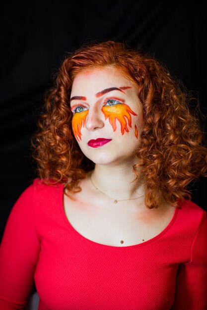 Retrato de una niña con un maquillaje ardiente