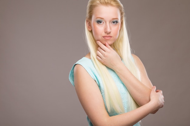 Foto retrato de una niña con maquillaje en la cara