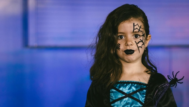 Retrato de una niña con maquillaje de halloween