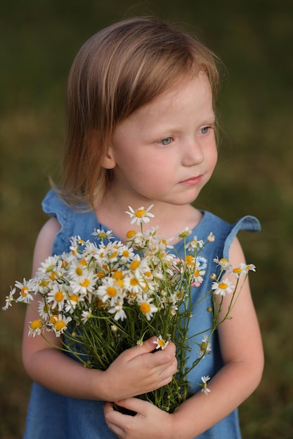 retrato de una niña con margaritas