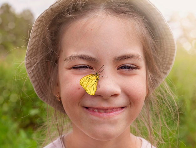 retrato de una niña con una mariposa en la nariz