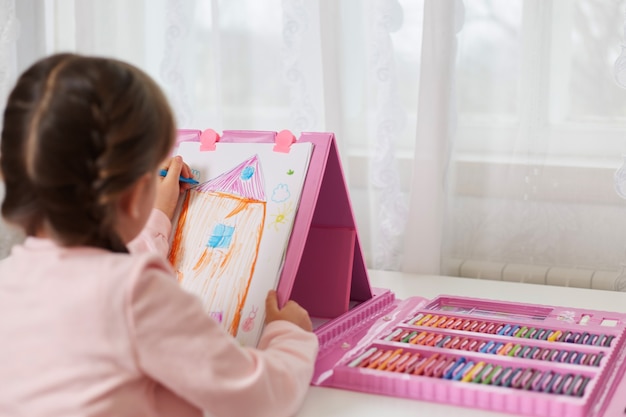 Retrato de niña con material de arte de cerca