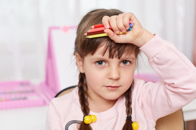 Retrato de niña con material de arte de cerca