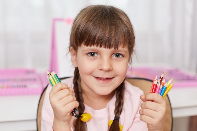 Retrato de niña con material de arte de cerca