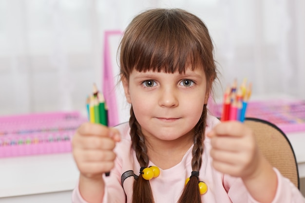 Retrato de niña con material de arte de cerca