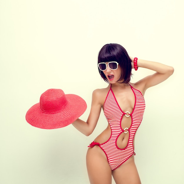 Retrato de niña de moda en traje de baño y sombrero