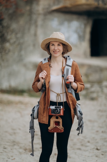 Retrato de niña en las montañas. Viajes, libertad, concepto de estilo de vida