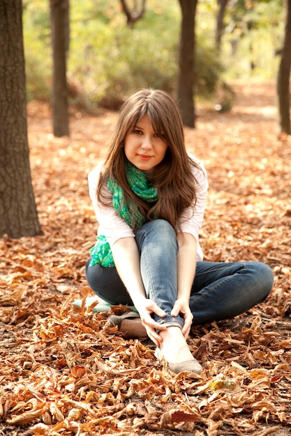 Retrato de niña morena al aire libre. Otoño.