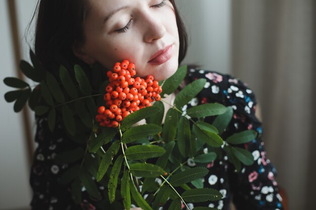 Retrato de una niña morena con flor de serbal