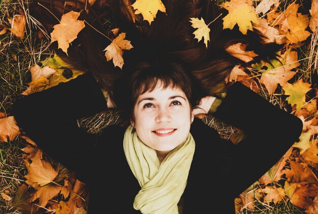 Retrato de niña morena en el parque otoño.