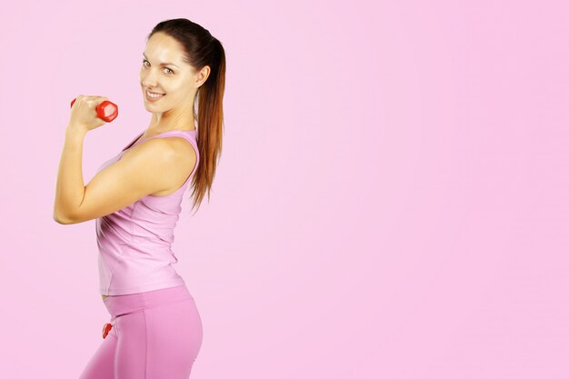 Retrato de niña muy deportiva con mancuernas