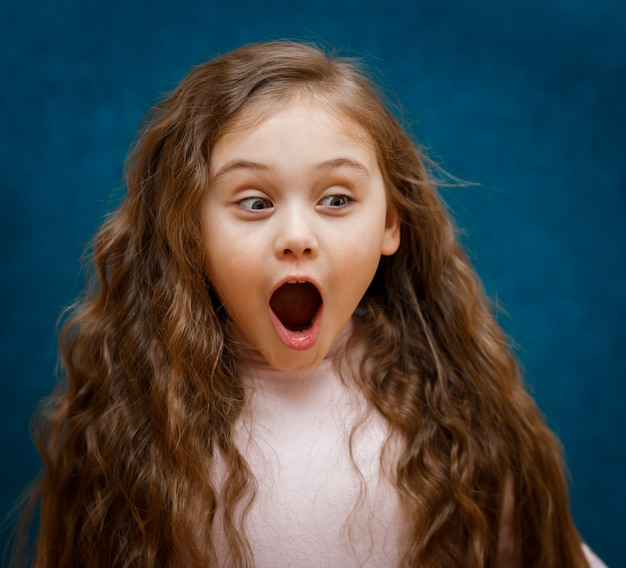 Retrato de una niña muy sorprendida, emociones