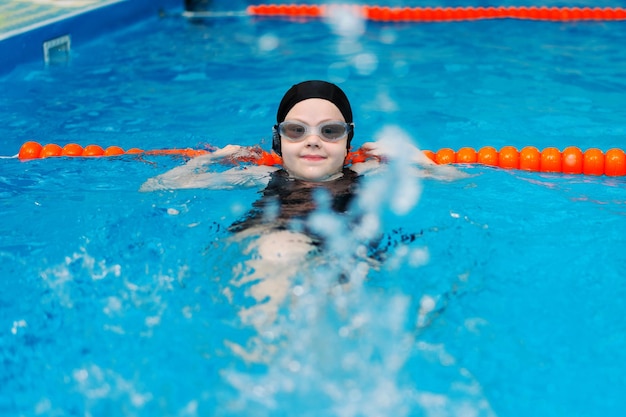 Retrato de una niña nadando en la piscina