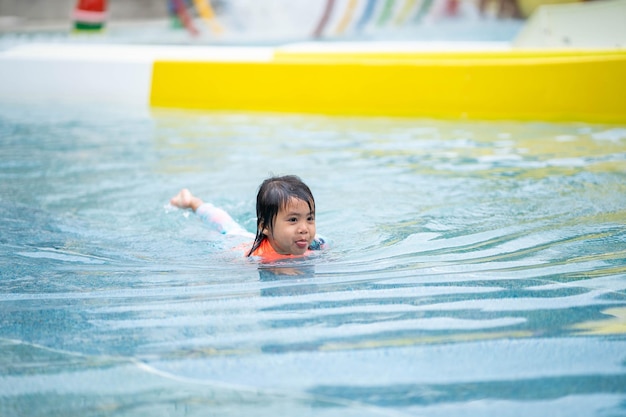 Retrato de una niña nadando en la piscina