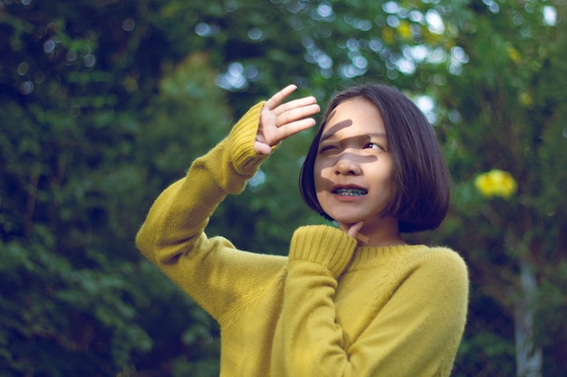 Retrato de niña en la naturaleza.