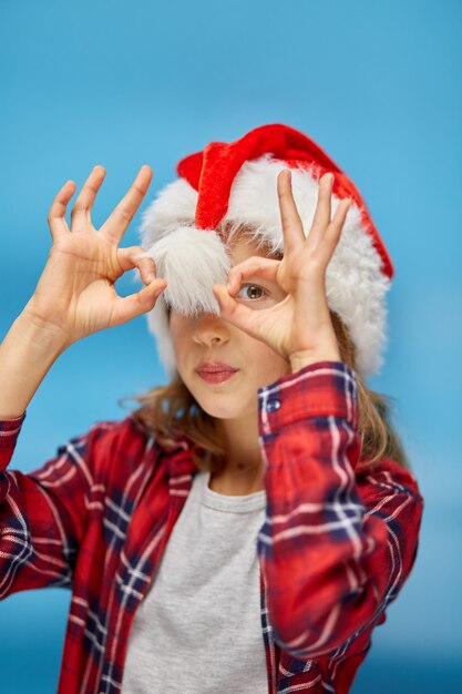 Retrato de niña de Navidad con gorro de Papá Noel