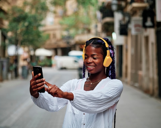 Retrato de una niña negra caminando en la ciudad