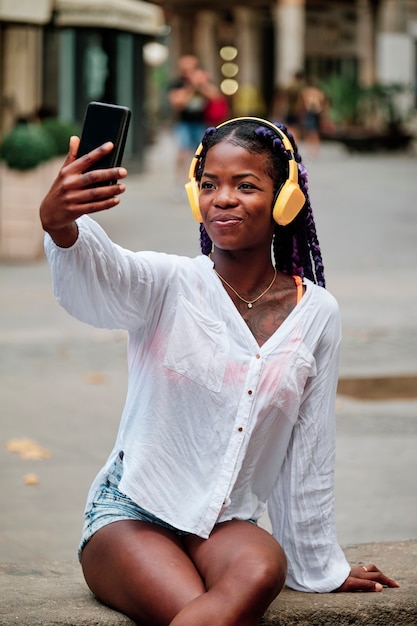 Retrato de una niña negra caminando en la ciudad