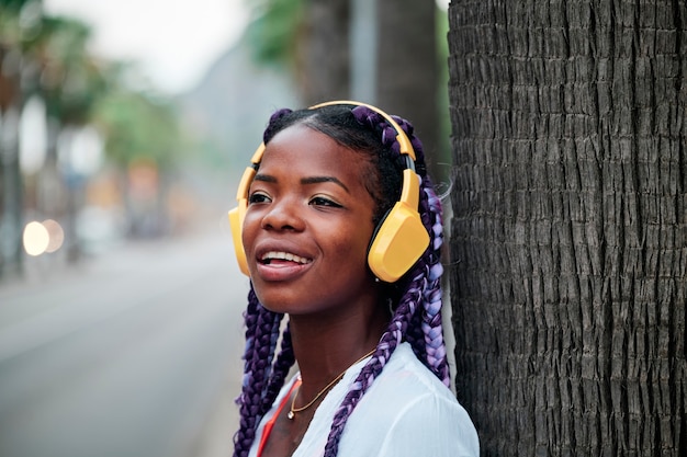 Retrato de una niña negra caminando en la ciudad