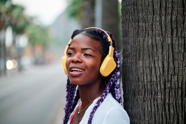 Retrato de una niña negra caminando en la ciudad