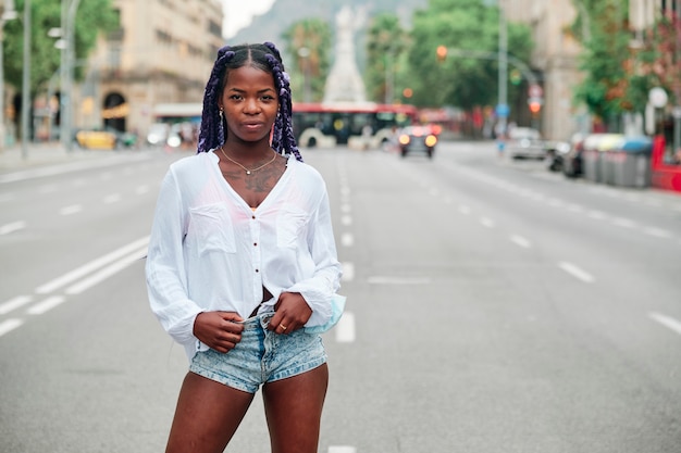 Retrato de una niña negra caminando en la ciudad