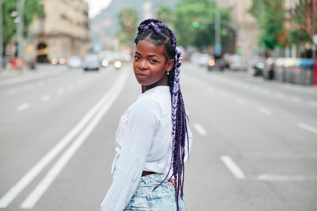 Retrato de una niña negra caminando en la ciudad