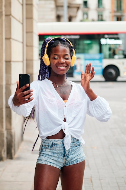 Retrato de una niña negra caminando en la ciudad