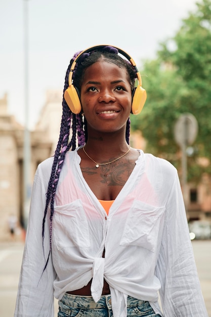 Retrato de una niña negra caminando en la ciudad