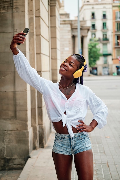 Retrato de una niña negra caminando en la ciudad