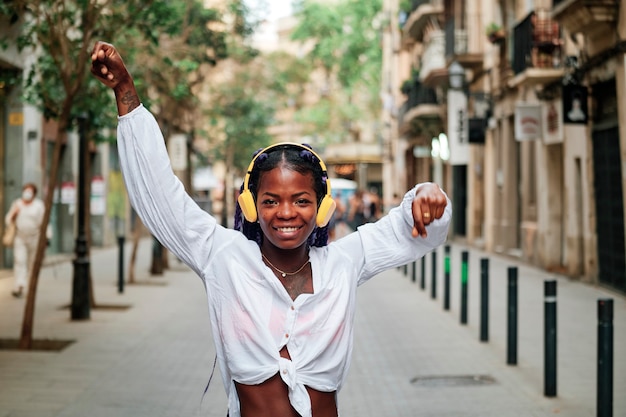 Retrato de una niña negra caminando en la ciudad