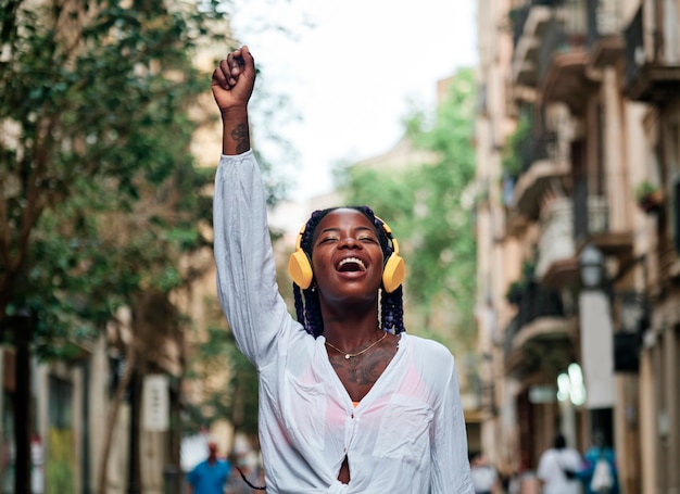 Retrato de una niña negra caminando en la ciudad