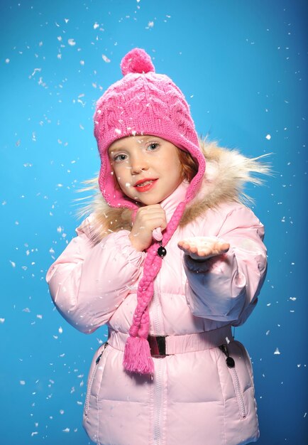 Retrato de una niña con nieve.