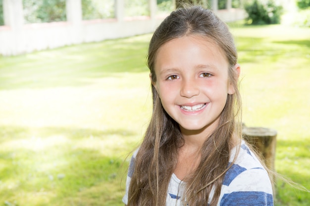 Retrato de niña niño en el parque con espacio para su mensaje