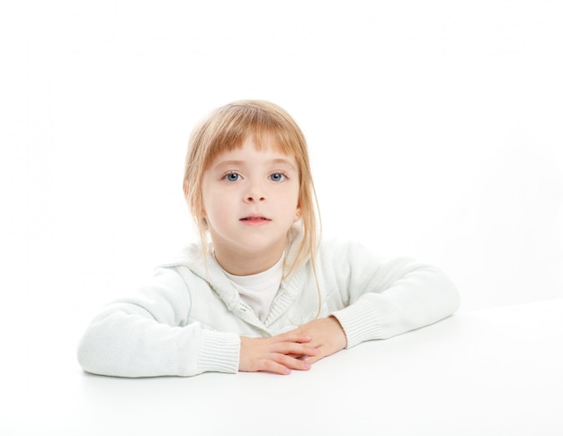 Retrato de niña niño rubio en mesa de escritorio blanco