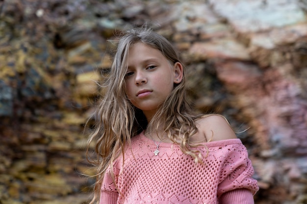 Retrato de una niña de nueve años con una cruz cristiana al cuello