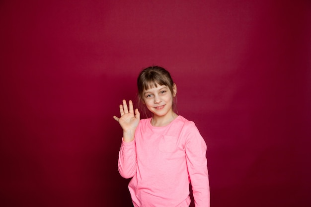 Retrato de niña de ocho años con blusa rosa