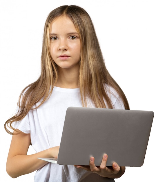 Retrato de una niña con un ordenador portátil agradable.