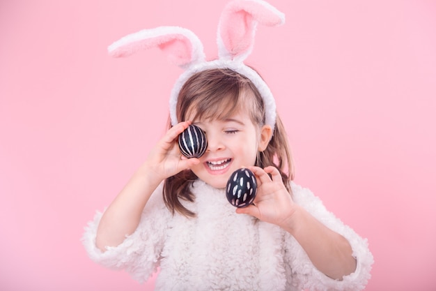 Retrato de una niña con orejas de conejo y huevos de Pascua