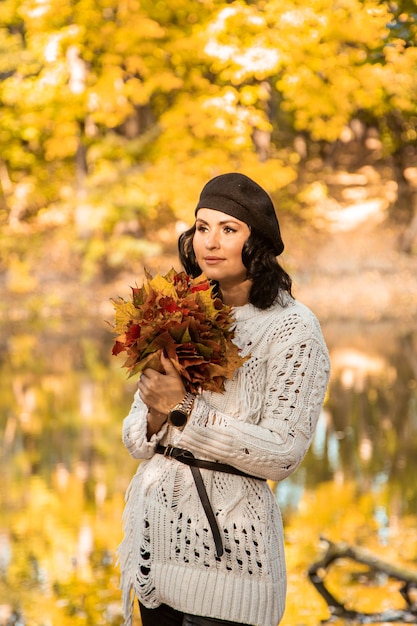 Retrato de niña de otoño con hojas