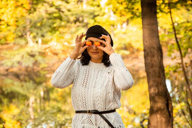 Foto retrato de niña de otoño con hojas