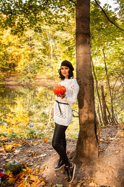 Retrato de niña de otoño con hojas